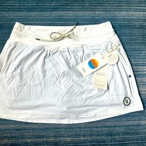 Vuori white tennis skirts white with a light grey checked pattern and tie. NWT.